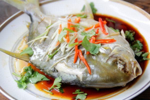 清蒸鲳鱼，这道传统而又不失精致的佳肴，感受它带来的清新与鲜美