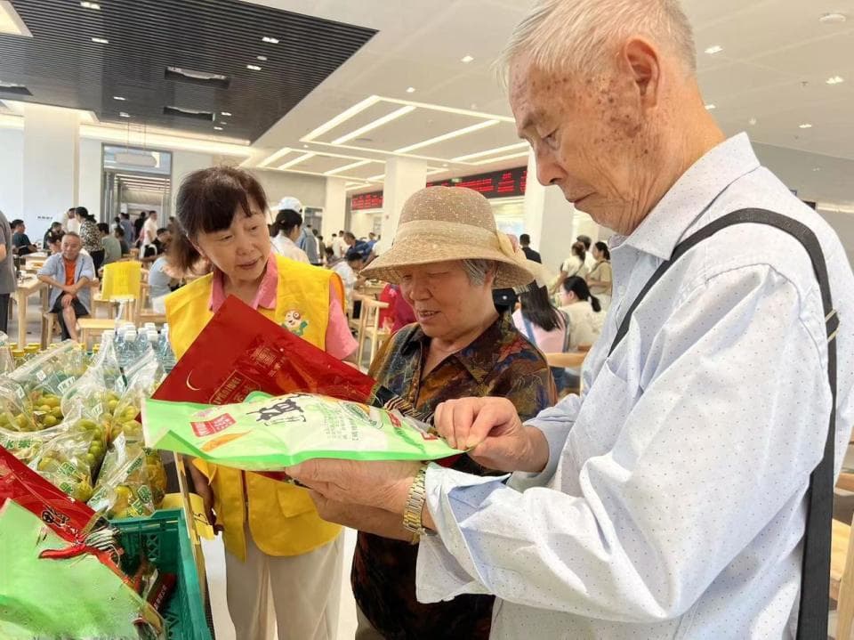 游客爱吃“公家饭”，政府食堂这桌菜为什么屡受好评？