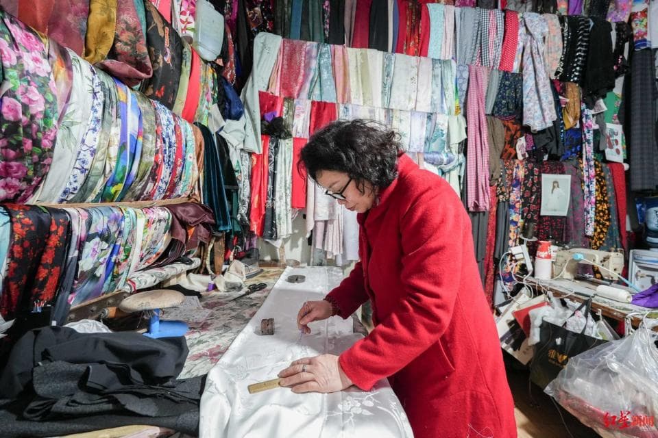 成都菜市场里的“高定”旗袍店：老板做了45年，客户遍布全球