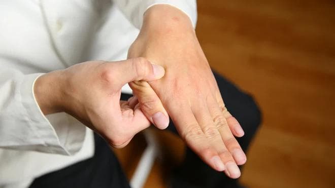 按虎口好处竟那么多？中医教你「3手法」有效缓解头痛、躯干、下肢痛