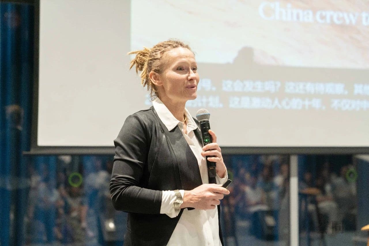 “后来，第一批带领人类移民火星的科学家，是我们在荟同的老师。”