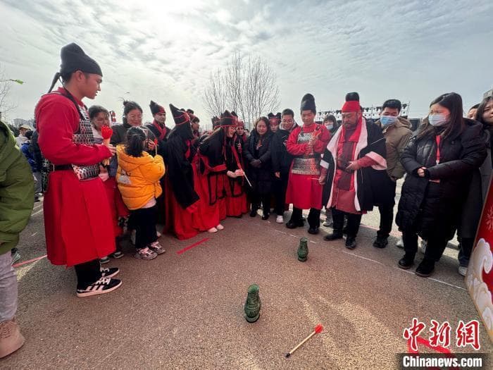 中外游客古都赏汉韵 多彩民俗“闹”元宵