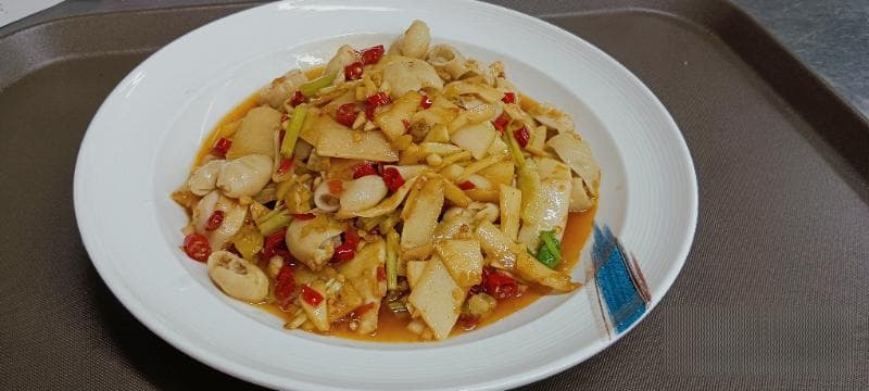 沙洲美食：酸笋大肠的制作与文化交融