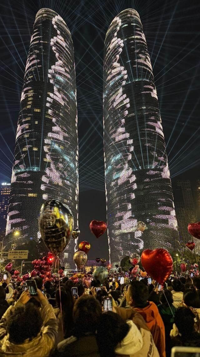 年轻人跨年夜卖气球一晚挣了1个月工资