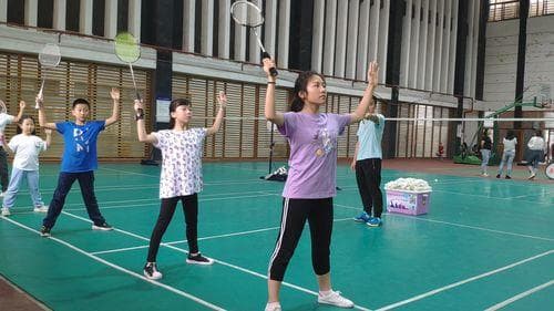 羽毛球挥拍鞭打练习,羽毛球正确挥拍动作图解