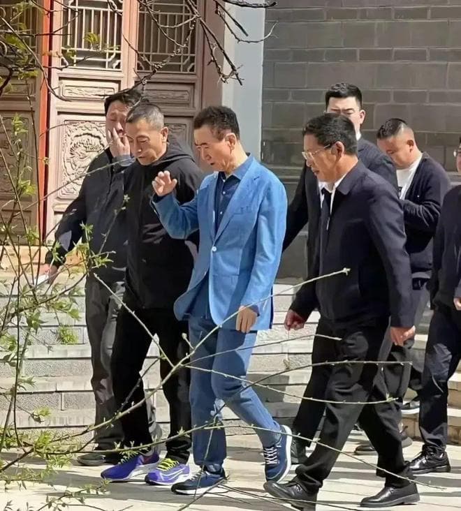 王健林再次现身，骨瘦如柴！王思聪直言：什么都卖了，唯独没卖国