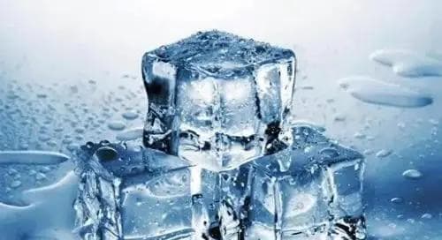 水和冰的重量到底一样吗？为何冰会浮在水面上？