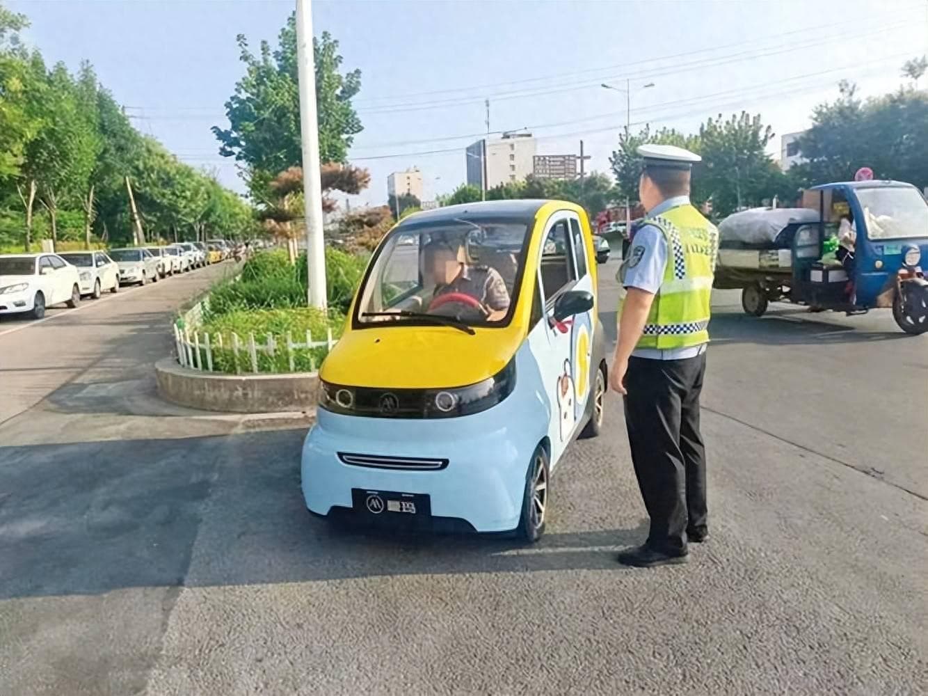 "老头乐"转正之争：民生需求与道路安全的两难选择