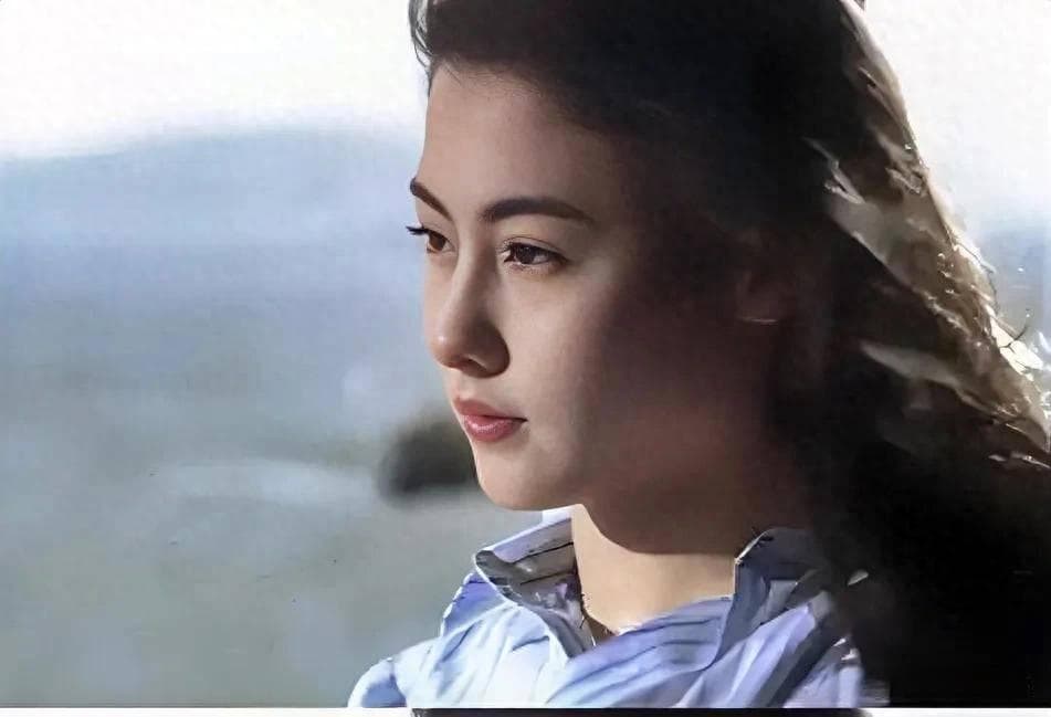张柏芝：从影坛明珠到单亲妈妈，她的人生远比电影更精彩