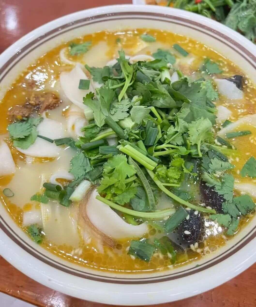 郑州十大名菜：烩面、胡辣汤、鲤鱼焙面等
