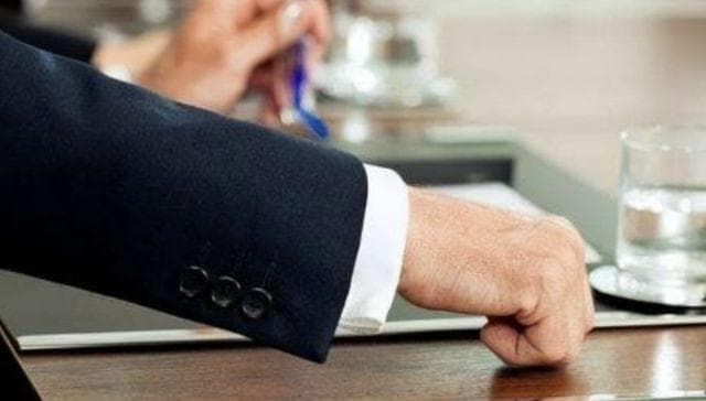酒桌礼仪：对方"敲桌子"的奥秘，掌握这些细节让你更优雅
