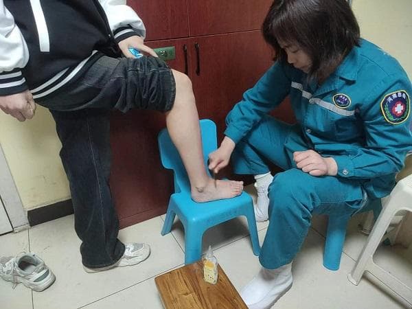 训练拉伤痛痛痛，中医刮痧显神通