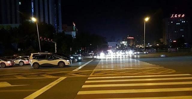黄灯最后一秒过线，继续走还是停下来？今天告诉你答案