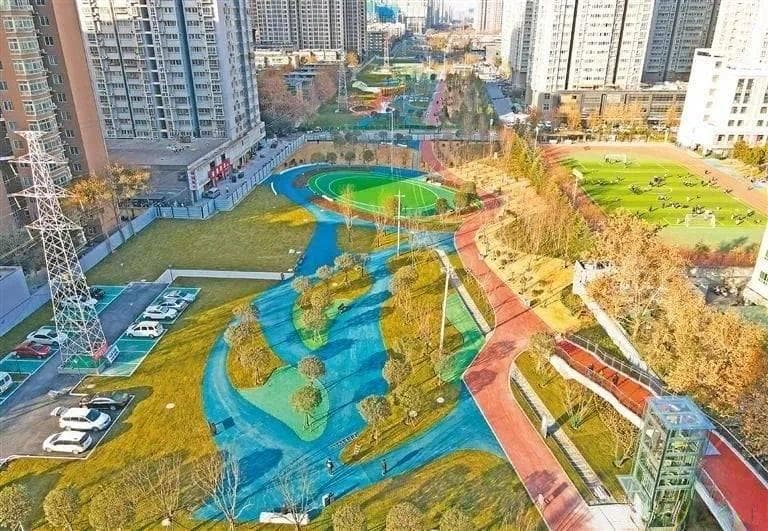 西安8公里废弃铁路变身公园，复古小火车成新景观