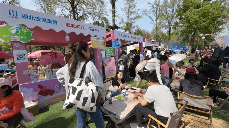 樱花树下小龙虾火爆 农旅跨界激活消费新场景