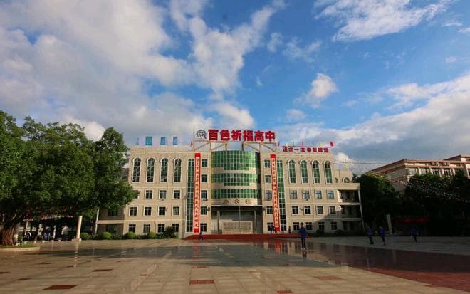 女孩遭高中老师性侵8年后轻生，涉事老师不久前曾主持学生成人礼