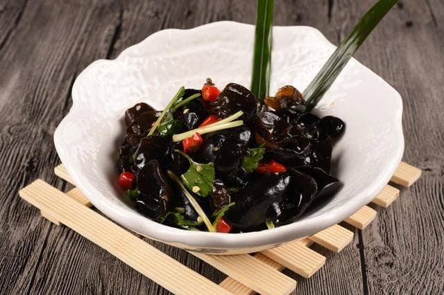 凉拌木耳黄瓜：清肠刮油的爽口佳肴