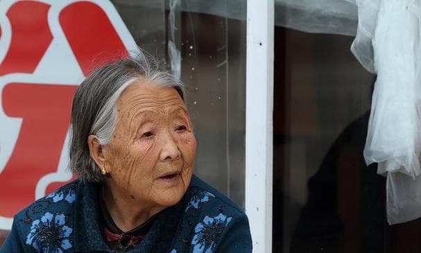 梦见过世的奶奶：多重维度下的文化心理解读