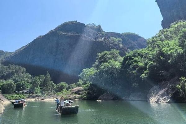 九曲溪竹筏漂流：武夷山水甲桂林的精华体验