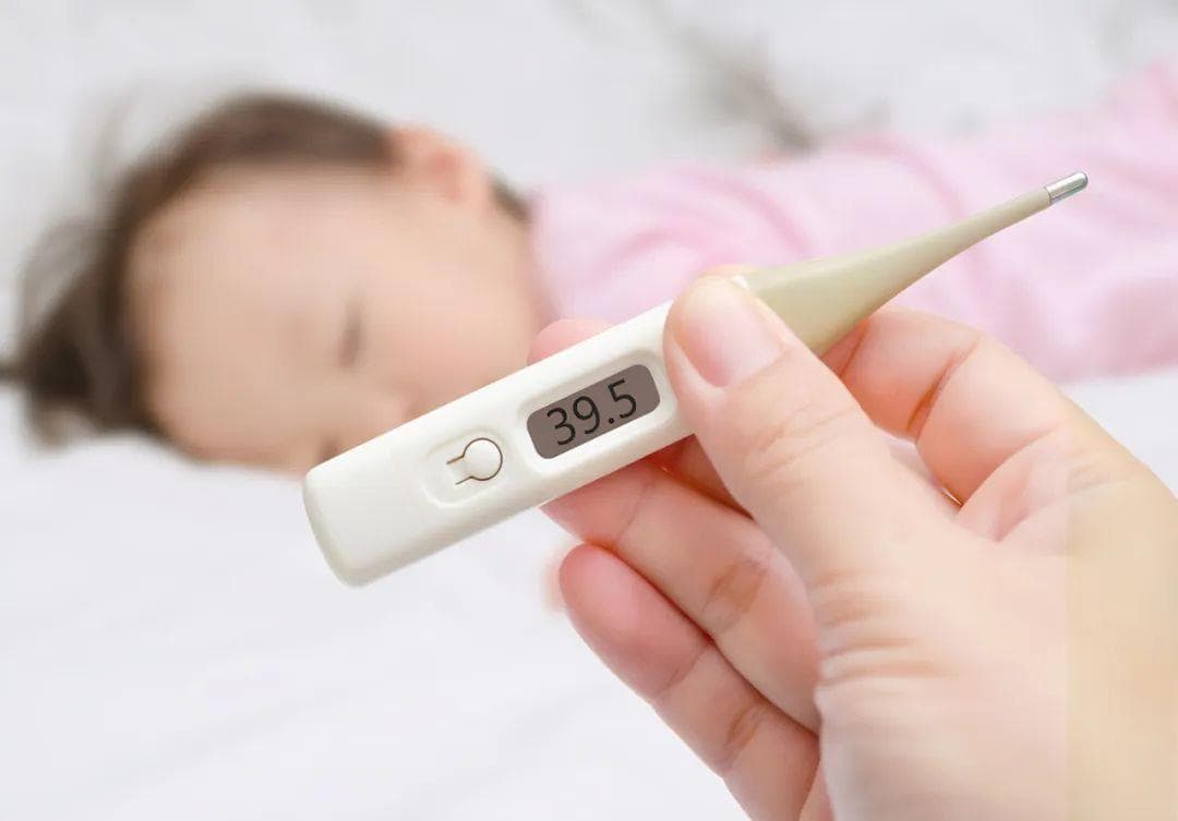 高烧近40℃！最近不少孩子中招，医生建议孩子发烧别盲目吃抗生素