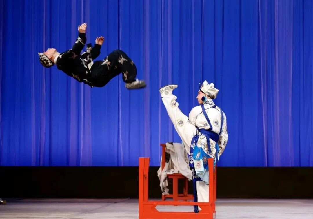 京剧毯子功与形体功：从基本功到舞台艺术