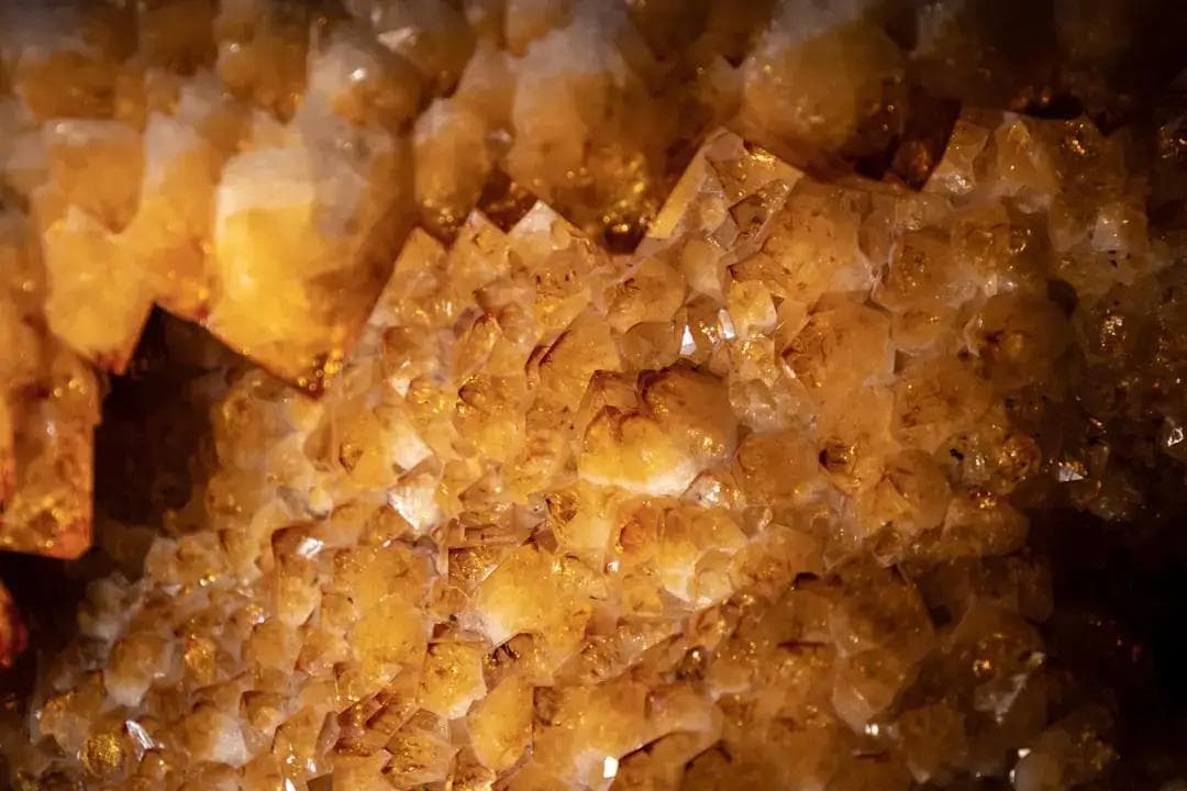 水晶的诞生：揭秘水晶的形成过程与分布