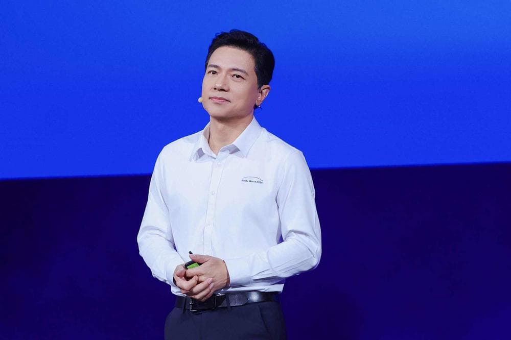 李彦宏发布两大“超级有用”AI技术：文心iRAG和无代码工具“秒哒”