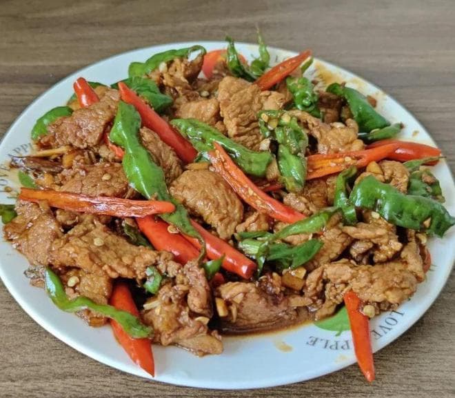 尖椒炒肉：香辣扑鼻，鲜爽开胃