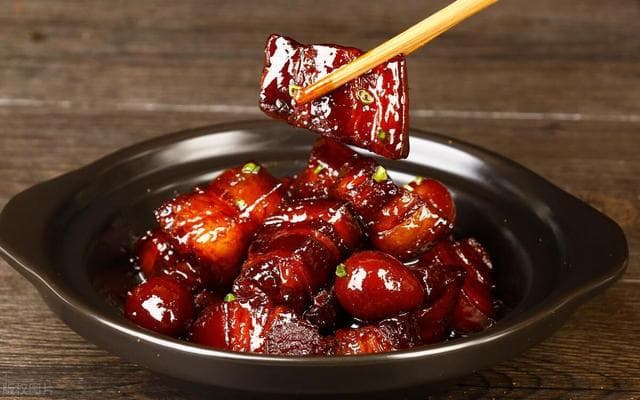炖肉时，有人加姜，有人加蒜，老厨师：都不对，这样加才肉烂鲜香