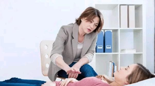 催眠师是做什么的？怎么拿证？前景怎么样？