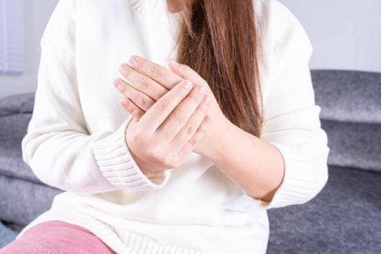 手麻、脚麻是因为太累了？小心这7种病正向你靠近，别不在意！