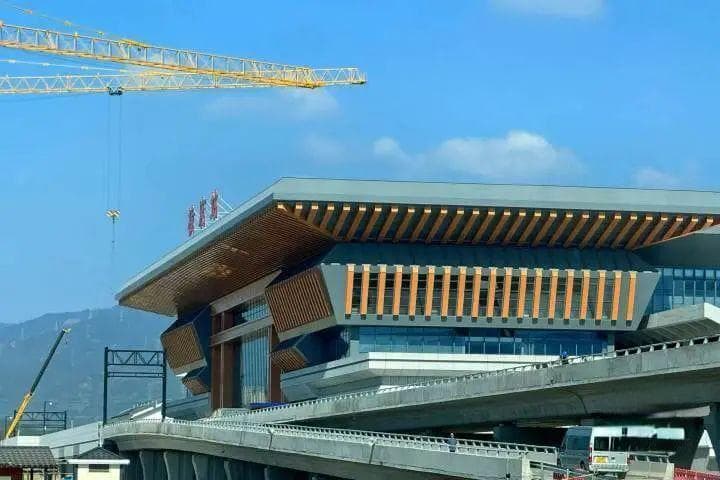 高铁直达横店影视城，揭秘全球最大影视基地群演生态