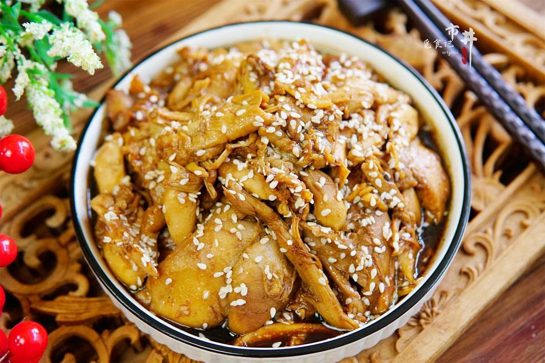 两个鸡腿，4勺酱油，三两下就上桌，夏季这样做鸡肉，家人抢着吃