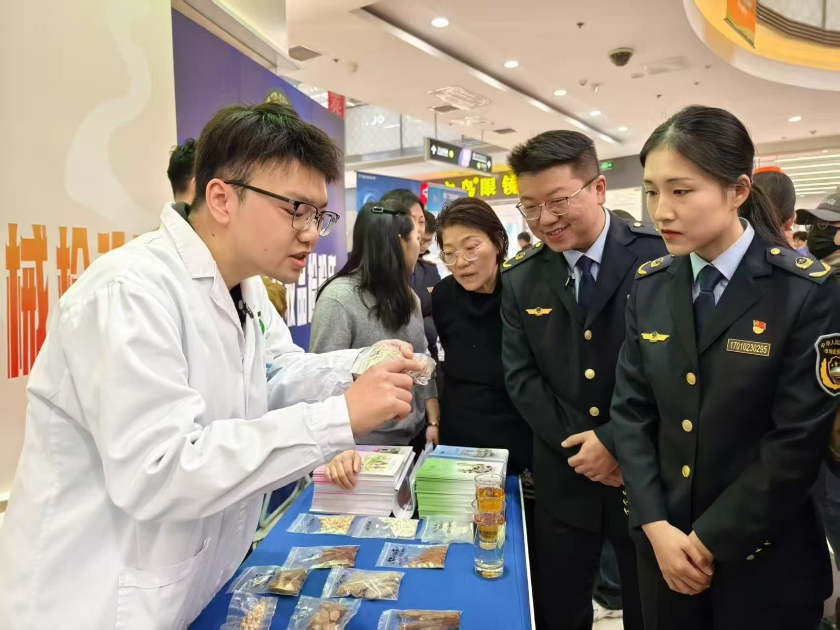 武汉市监局和消协教你辨假酒：看包装盒是否反光、盒面纹理是否清晰，有无特殊防伪标签