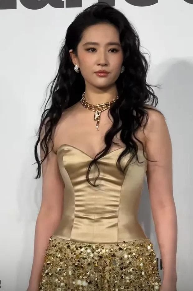 张柏芝惊艳复出：黑色大衣完美诠释“飞行员”主题