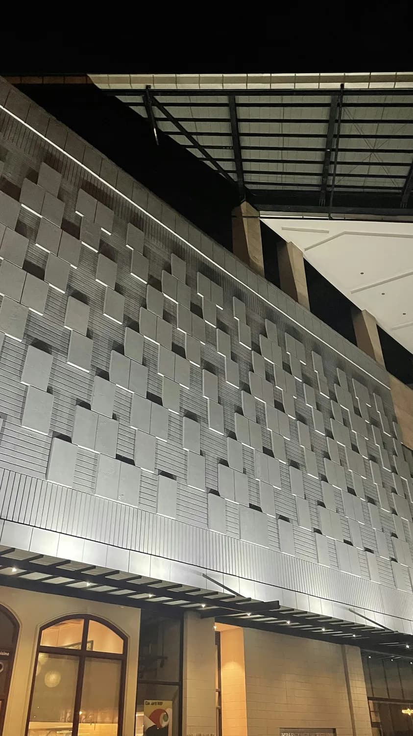 氟碳铝单板：建筑领域的新型守护者
