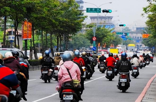 电动车限速25km/h，是为了保障出行安全？网友：专家骑电动车吗？