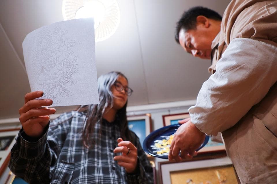 从海浪中捞起的艺术，青岛贝雕制作技艺的传承和绽放