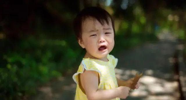 为什么宝宝一见到某个人就会突然大哭？其实不是迷信，父母要有数