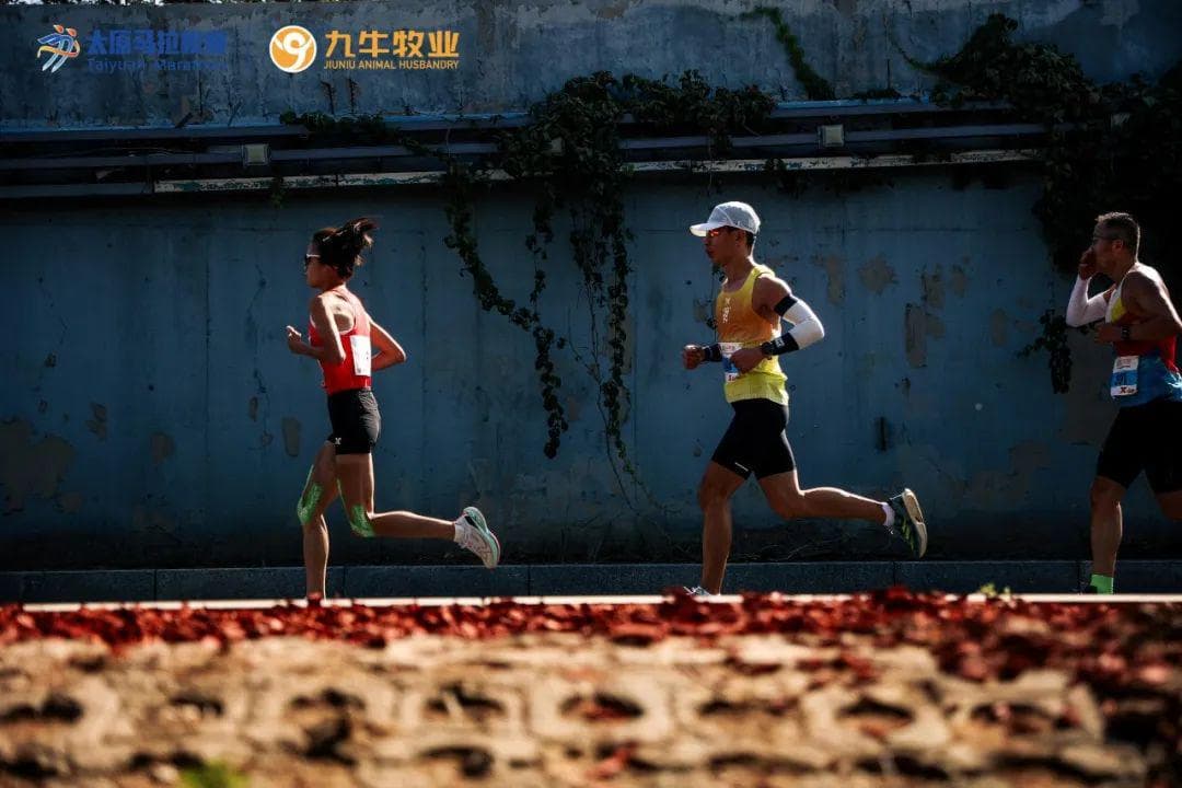 凉爽的秋季来临，跑者该加强的训练重点有哪些？以及装备怎么选？