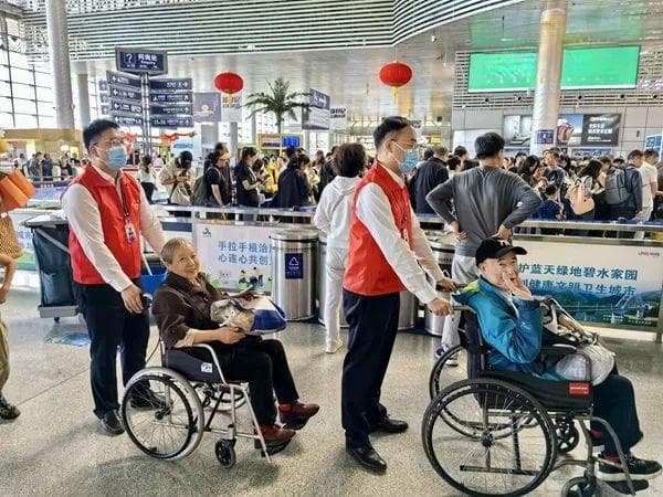 民航贴心服务 温暖“候鸟老人”出行路
