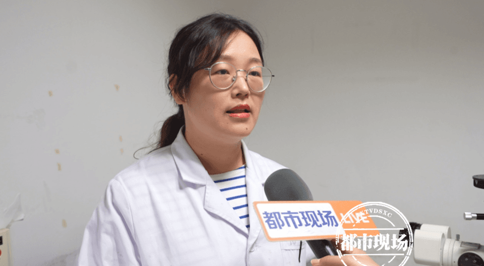 女子吃烤肉美瞳被烤翘边？医生提醒，莫让“美瞳”变“伤瞳”