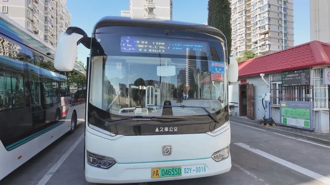 公交司机紧急救助晕倒女子，热心市民合力送医