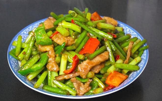 大厨揭秘：炒肉与蒜苔的正确顺序，锁住肉汁的秘密！