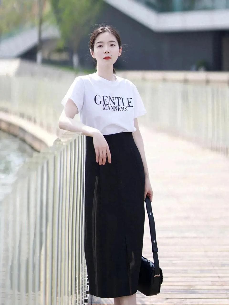 有气质和“没气质”的女人，连穿“白T恤”区别都很大，看完就懂