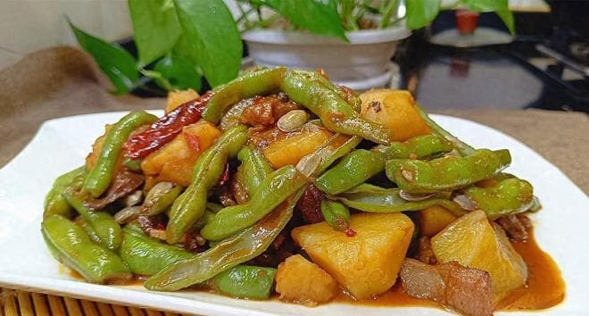 土豆炖豆角的家常做法，软烂入味，香气十足，下饭特别好吃