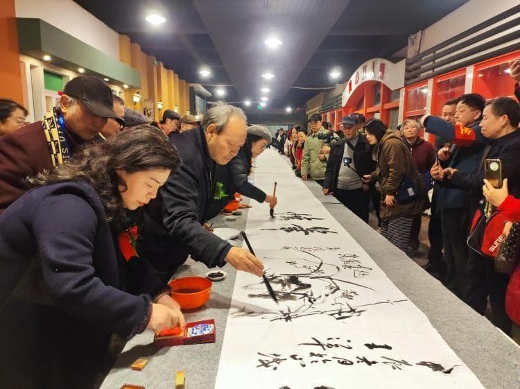 重庆举办老年书画展：390幅作品亮相，百米长卷引关注