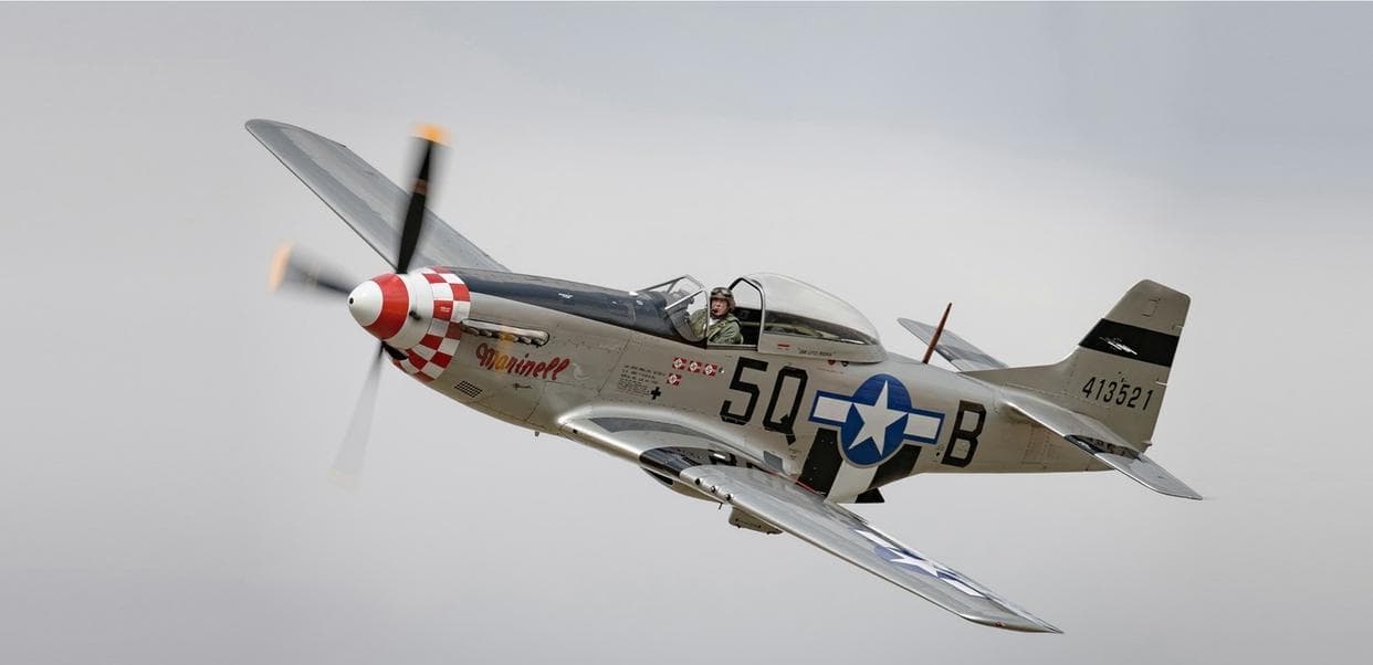 二战时期美国P-51“野马”战斗机和日本零式战斗机对比