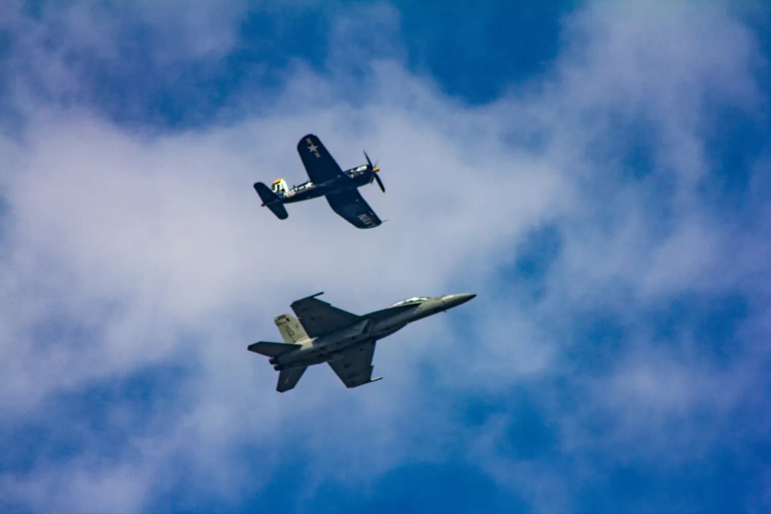 F-22与歼-20：现代战争中的空中霸主之争