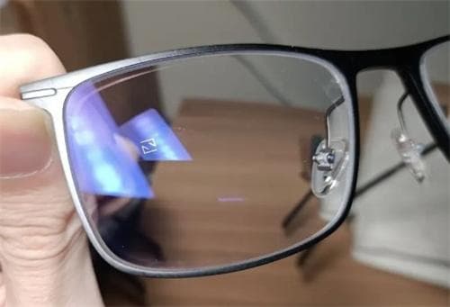 哪个品牌的渐进式镜片好？渐进镜片建议买的三个牌子：依视路、蔡司、沙米尔